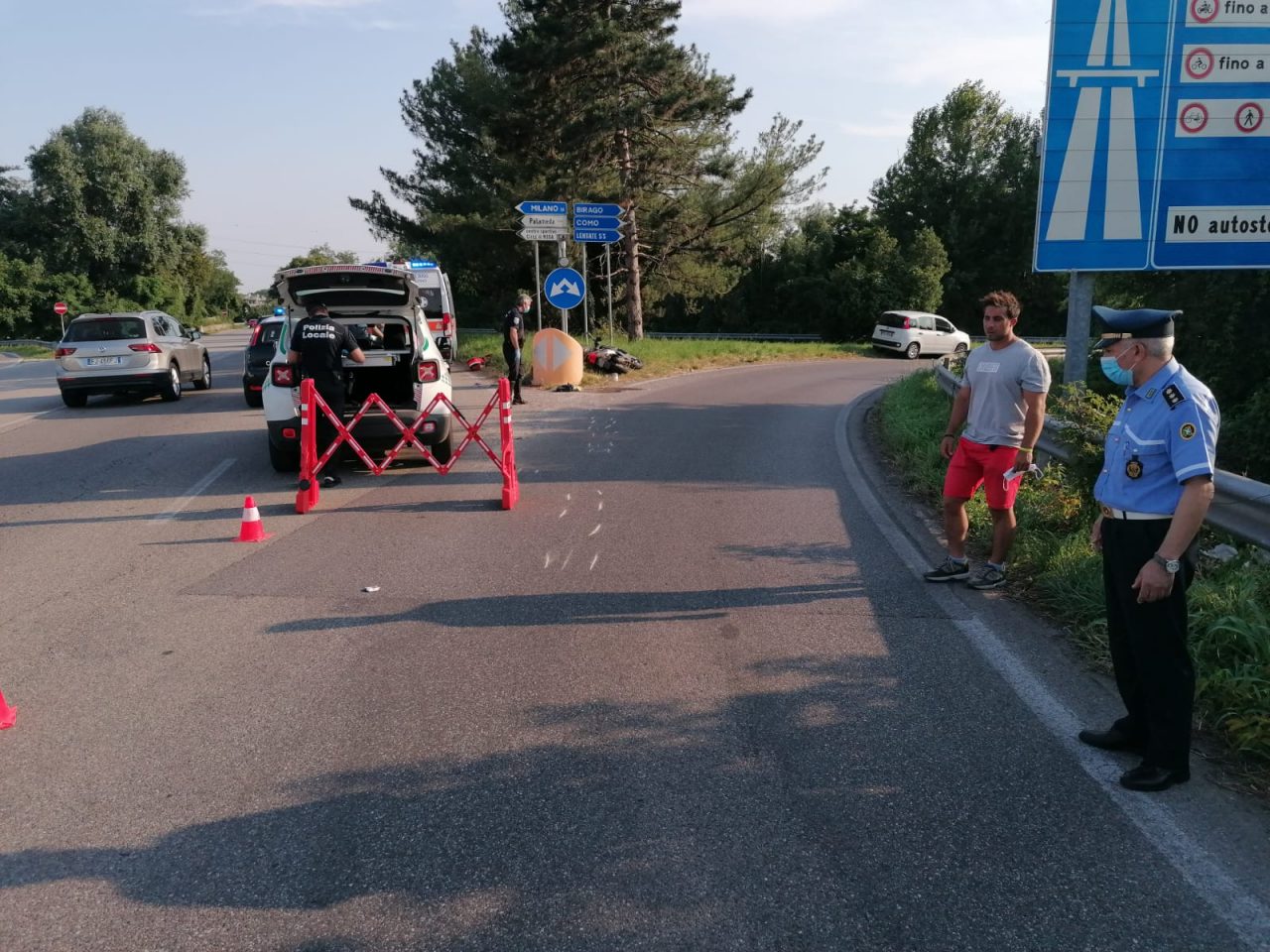 Violento scontro tra auto e moto, paura per un 69enne