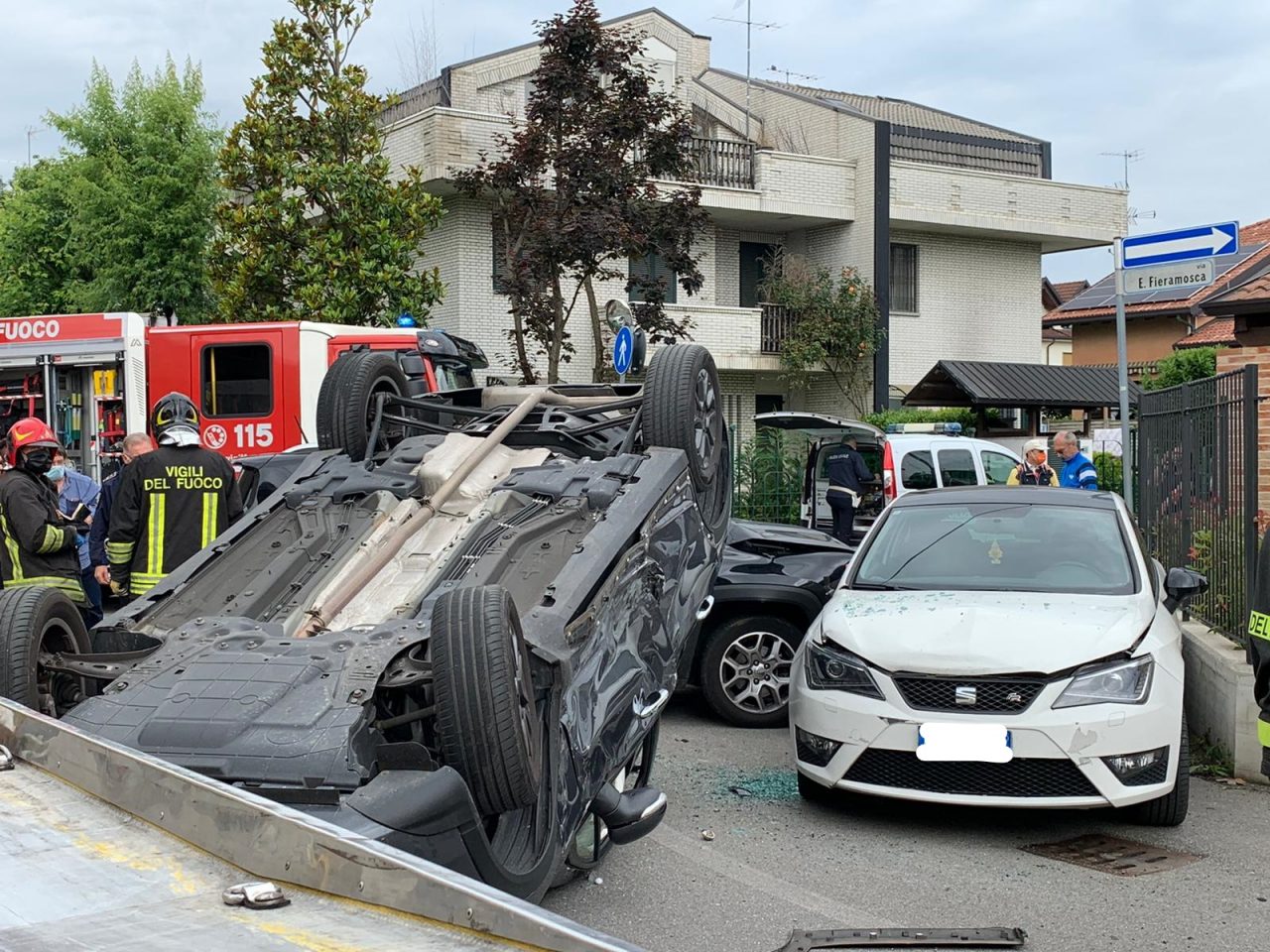 Ribaltamento a Cesano: tre persone coinvolte FOTO
