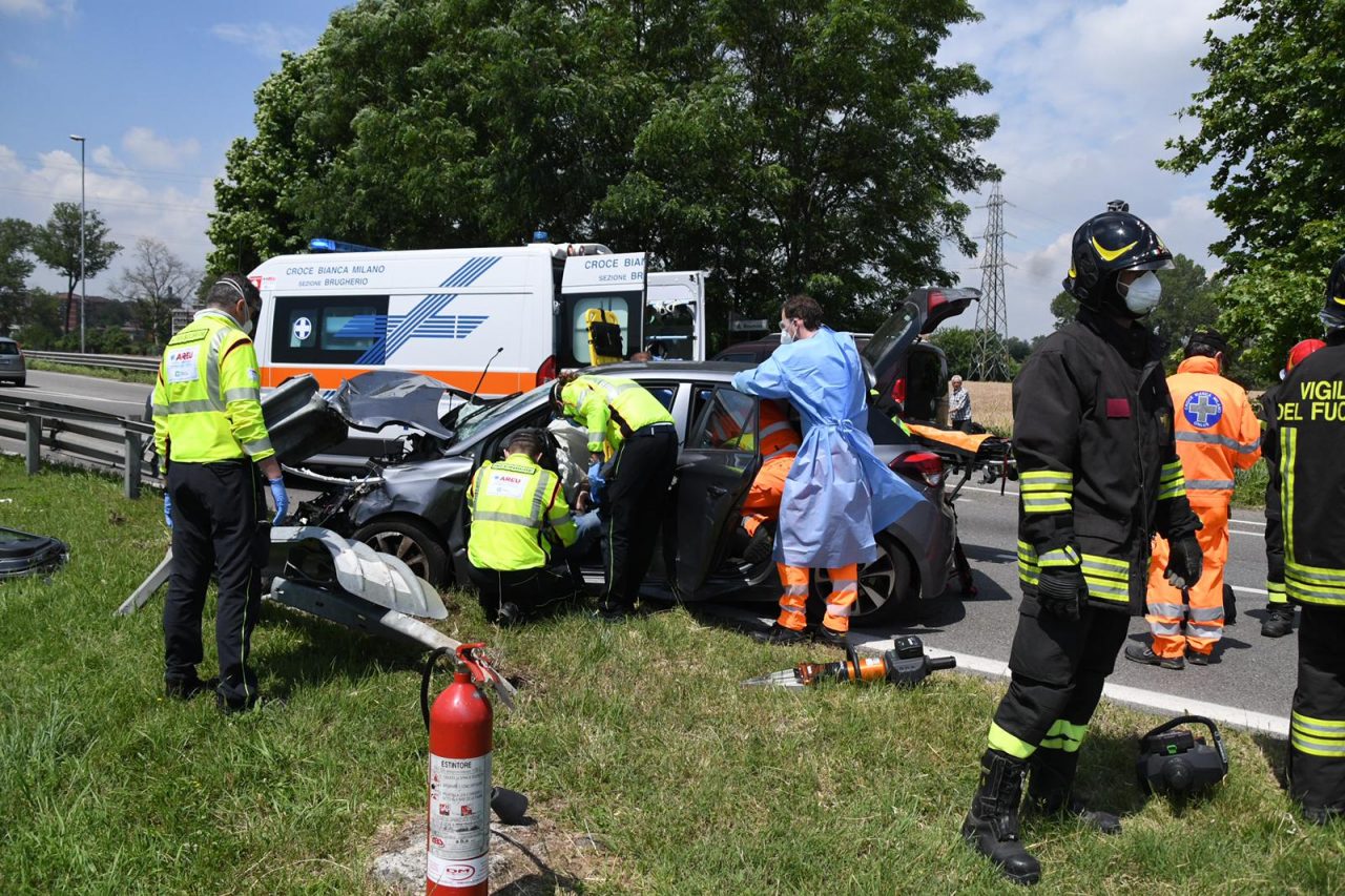 Auto si schianta contro il guard rail: gravissimo 66enne