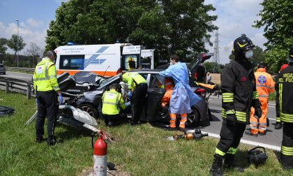 Auto si schianta contro il guard rail: gravissimo 66enne