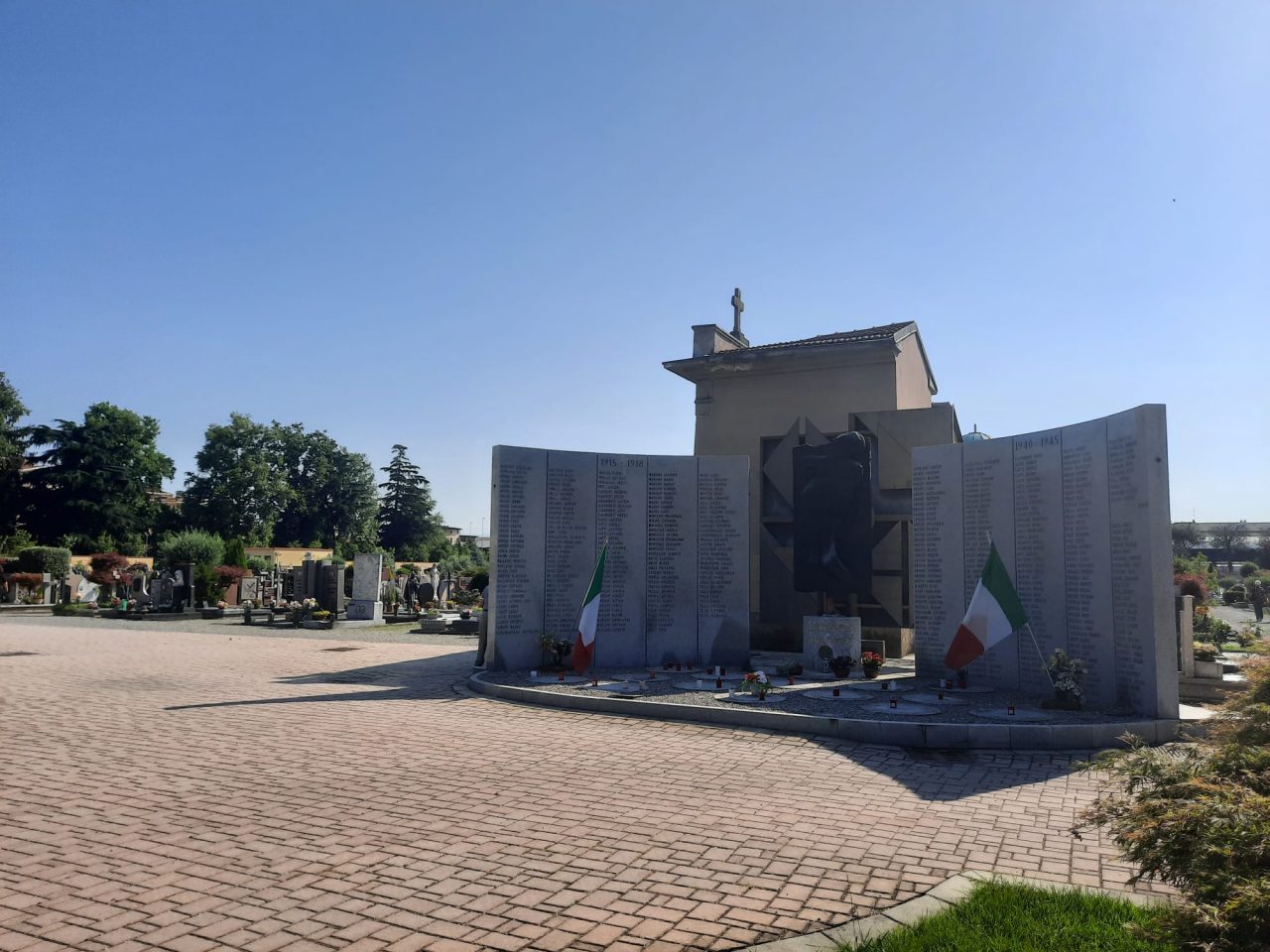 Una messa al cimitero per ricordare i martiri del coronavirus
