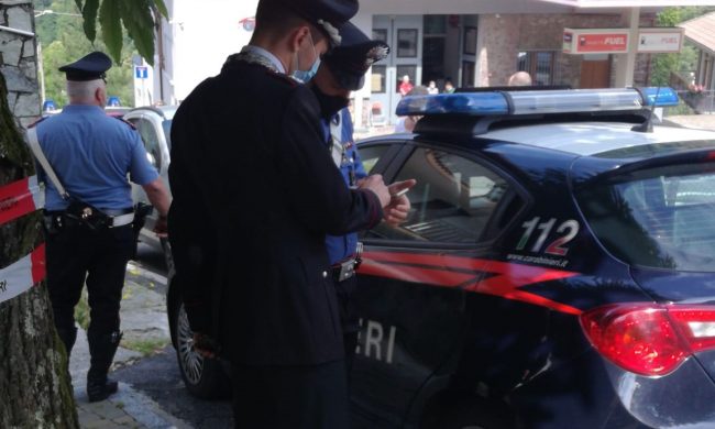 Uccide i due figli dopo aver mandato un messaggio alla moglie