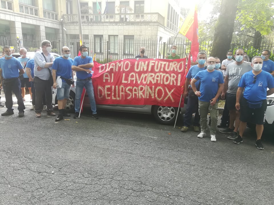 Sarinox, protesta davanti ad Assolombarda