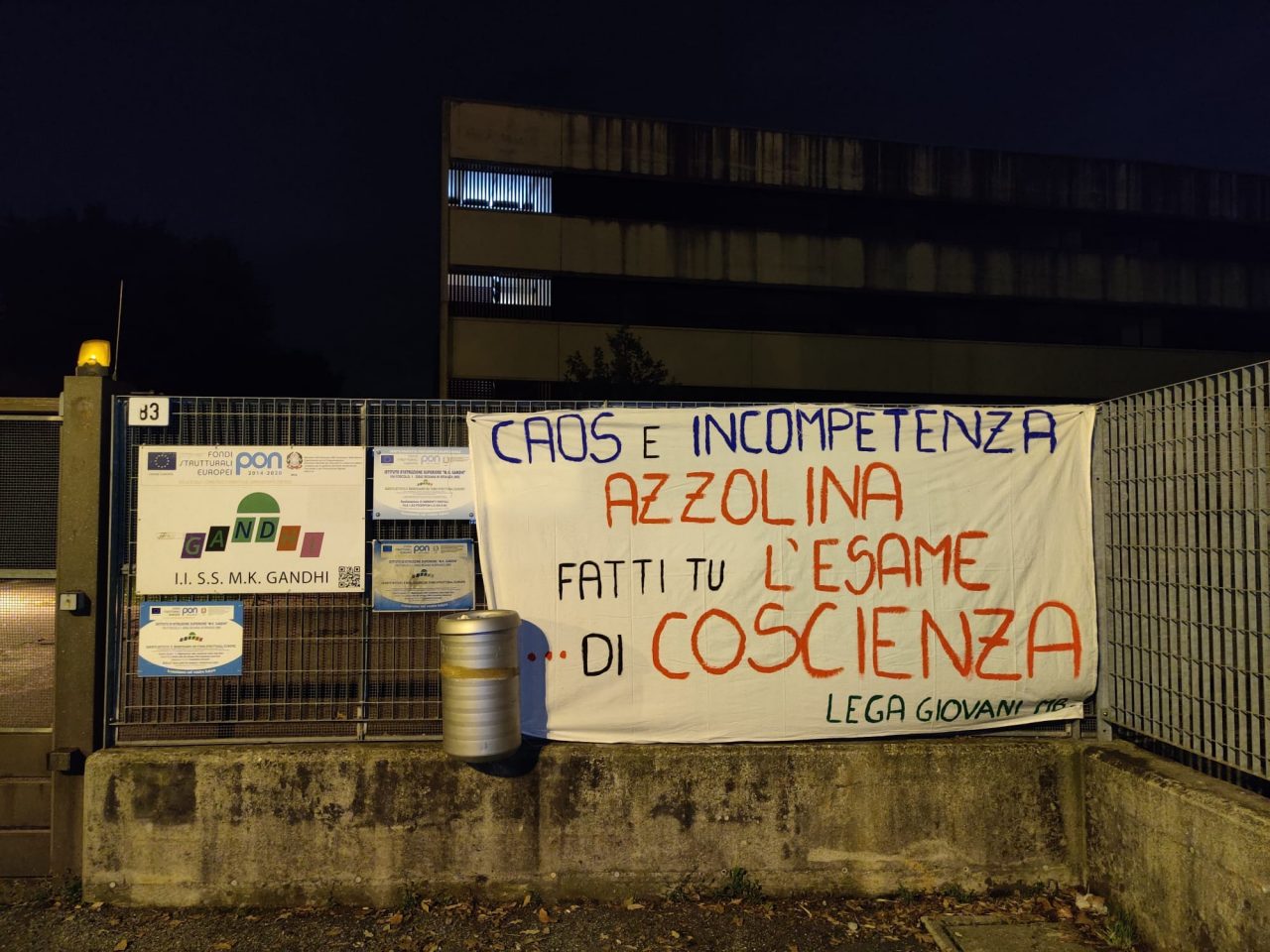 Striscioni contro il ministro nel primo giorno della maturità FOTO