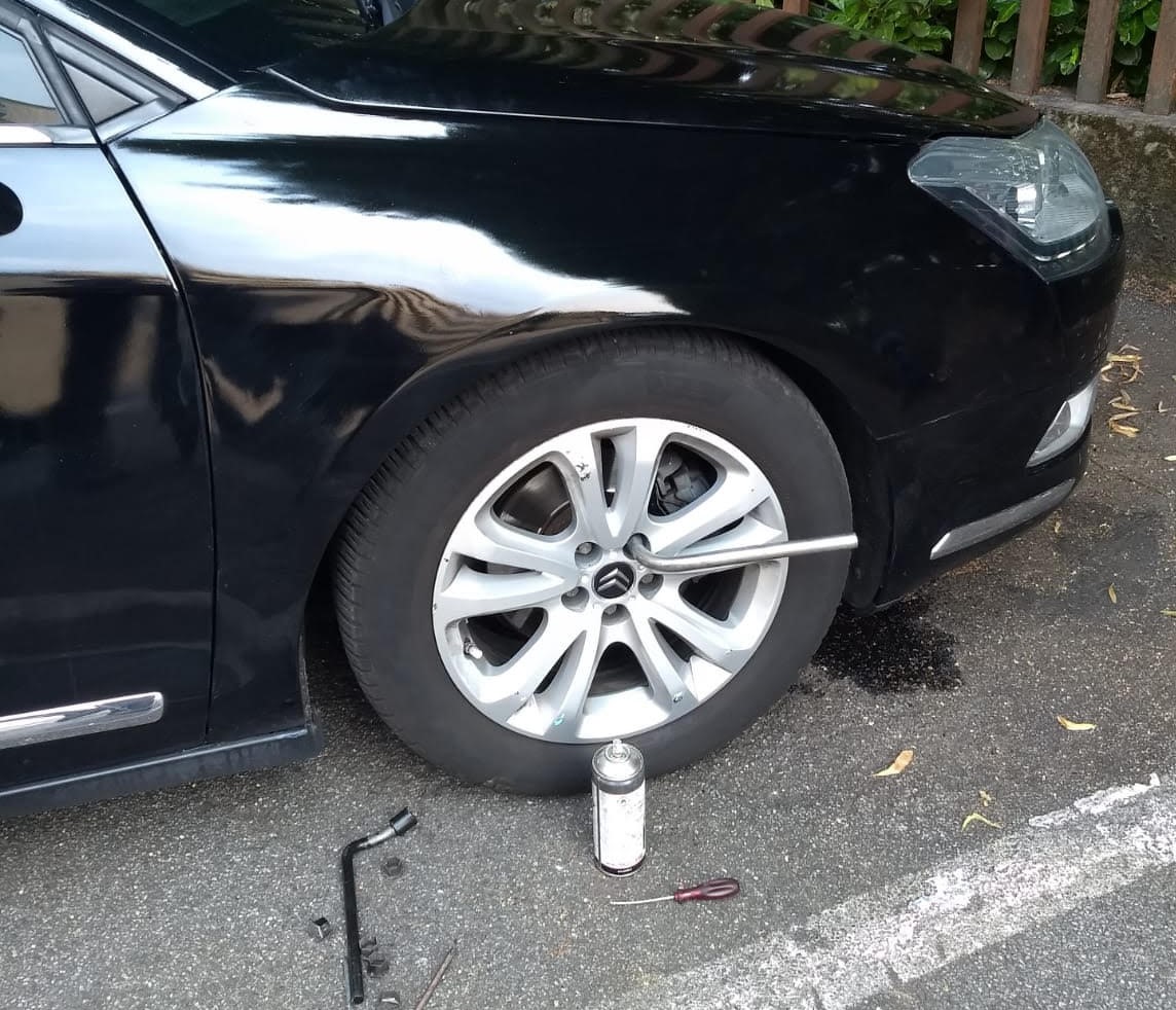 Riparava auto in strada, multato meccanico abusivo