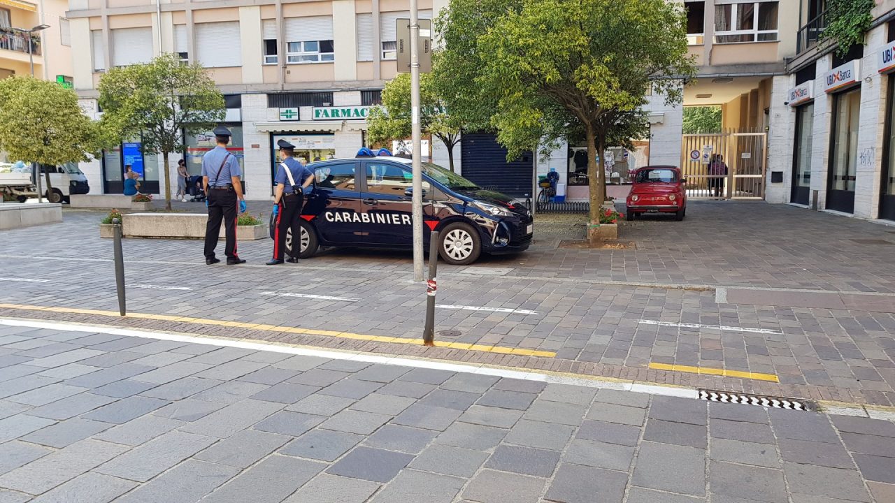 Escrementi e biglietto anonimo contro la farmacia