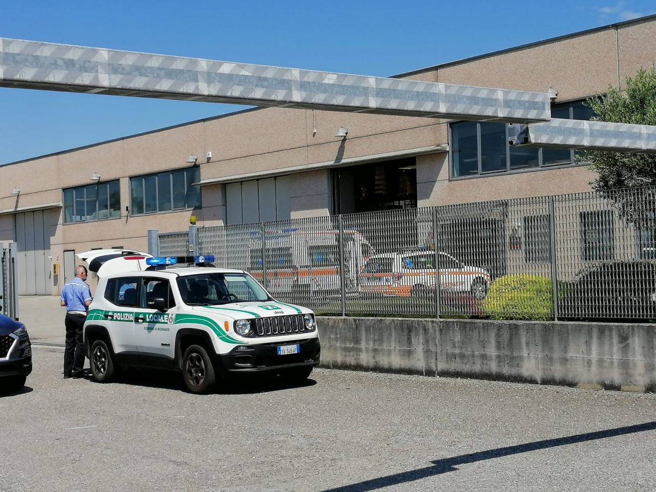 Auto investe ciclisti, coinvolto bambino di 3 anni