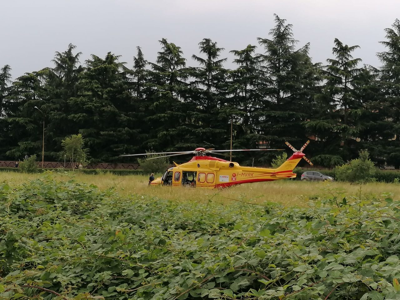 Caduta rovinosa in bici, paura per un 19enne