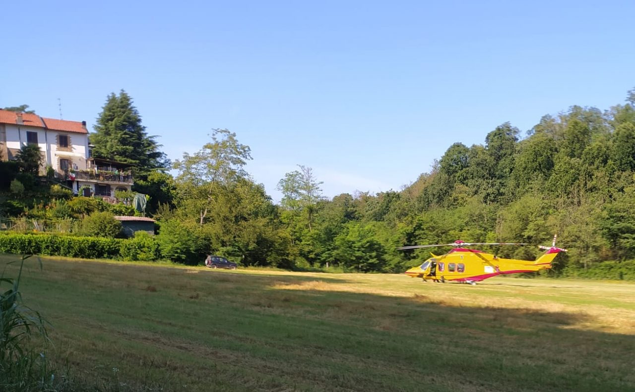 Atterra l’elisoccorso per soccorrere un 68enne