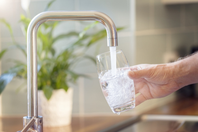 Bere l’acqua del rubinetto è davvero sicuro per la salute?