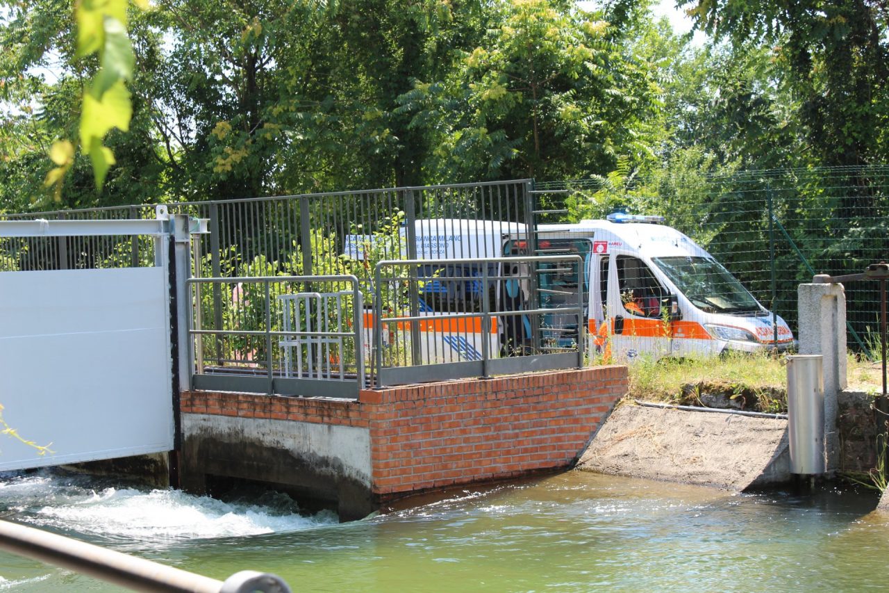 Si tuffa nel Canale Villoresi: salvato dai militari dell’Esercito – FOTO