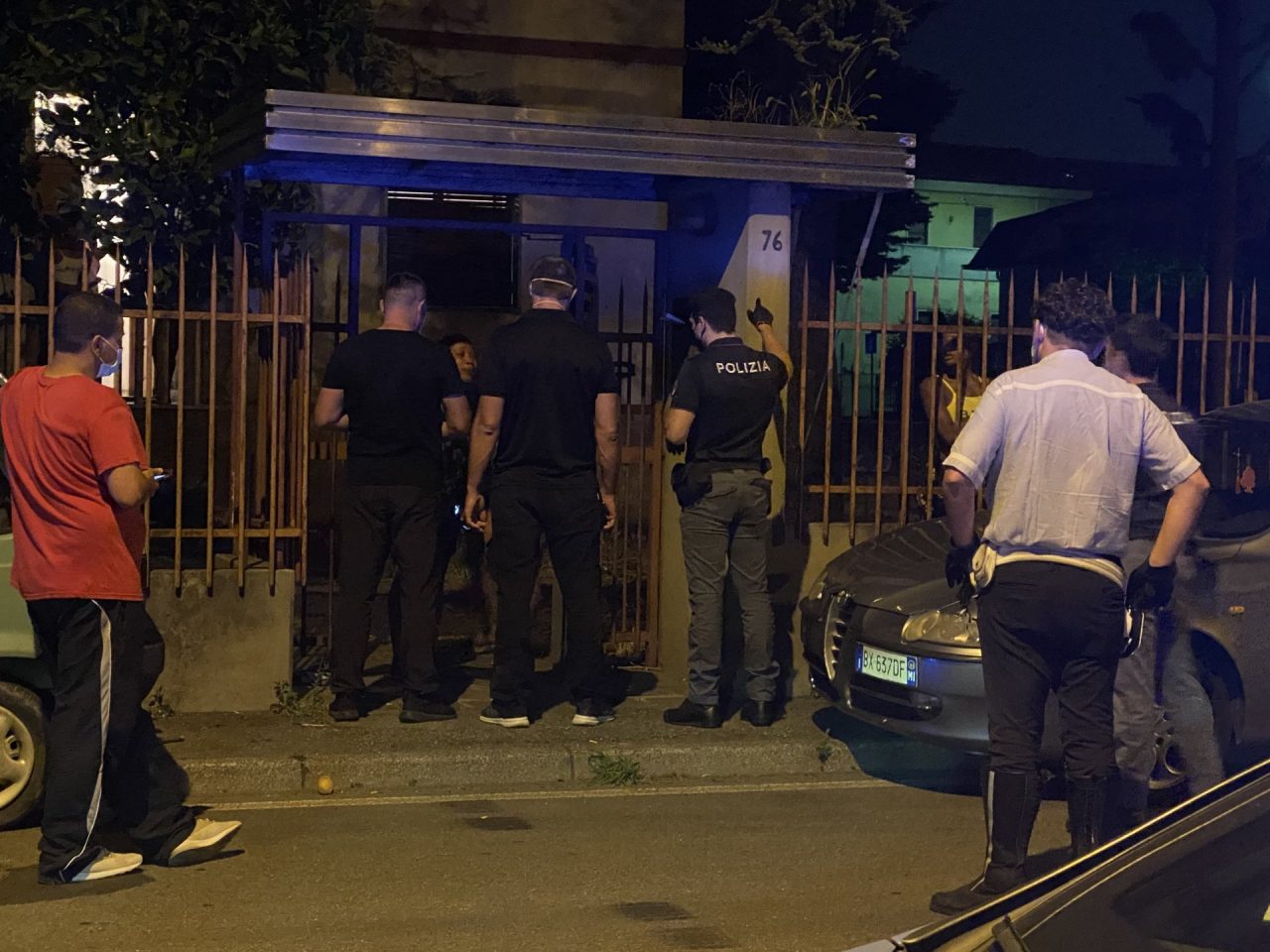 Sassi contro la casa che ospita donne e bambini migranti