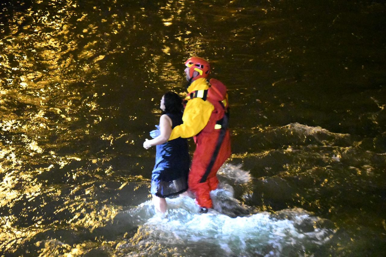 Si butta nel Lambro dopo una lite: salvata da Carabinieri e Vigili del fuoco