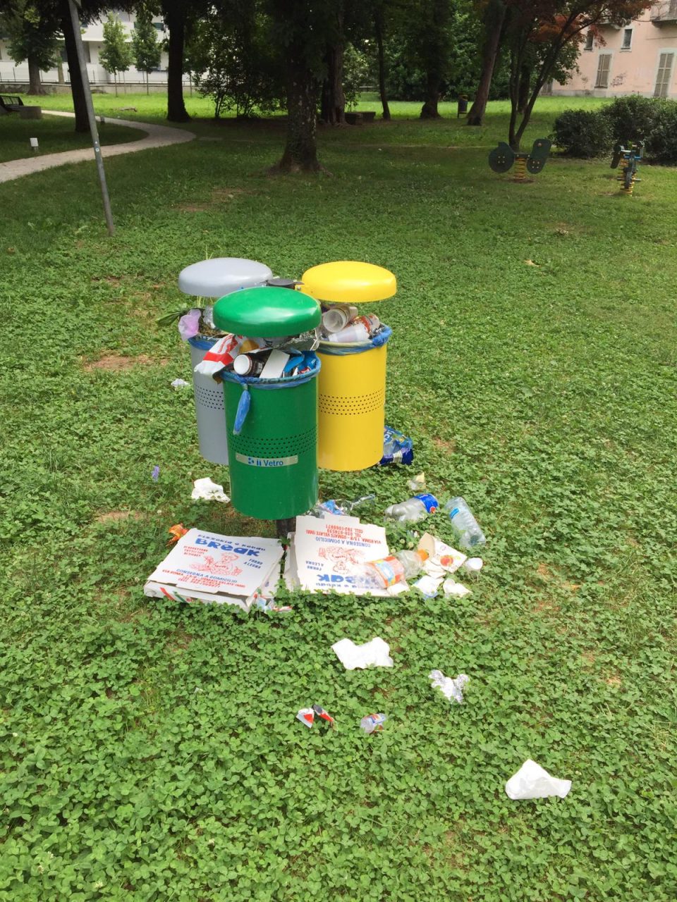 Appena rifatto, già vandalizzato il parco di villa Borgia