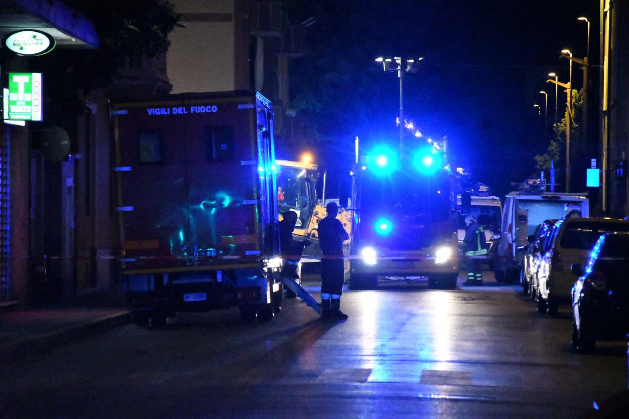 Fuga di gas da una tubatura sotterranea: evacuate diverse famiglie FOTO VIDEO