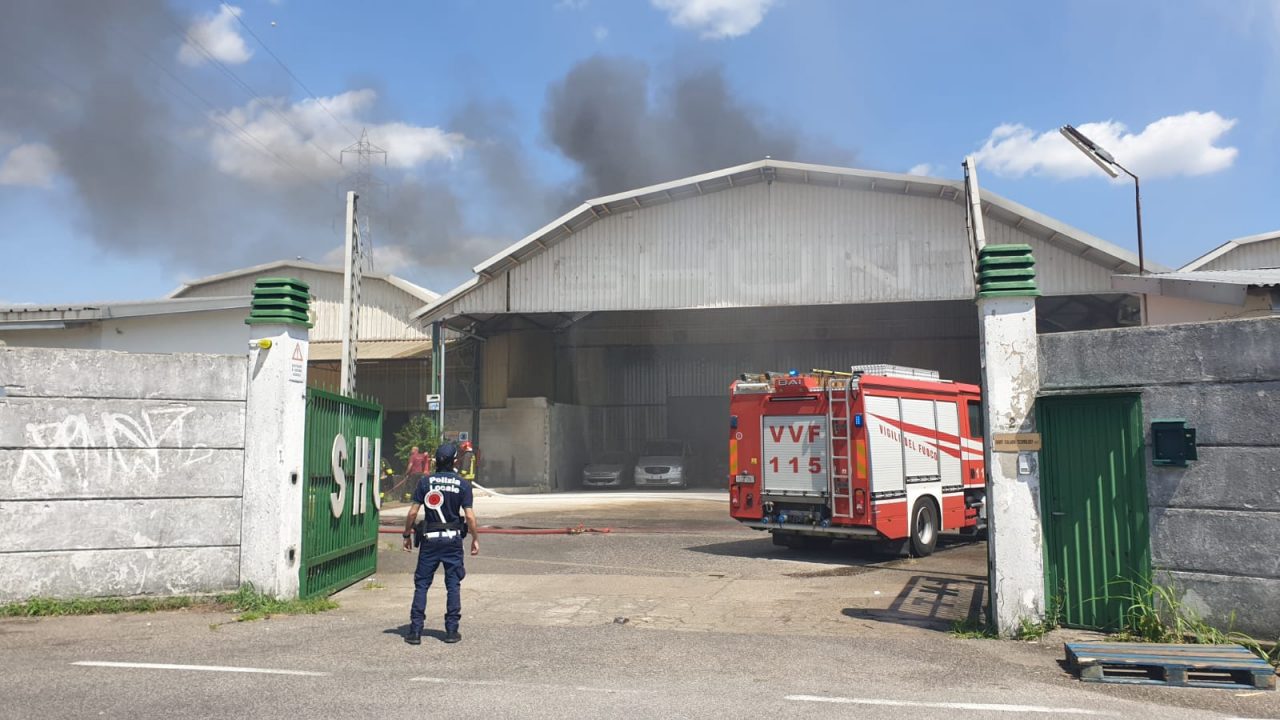 Fiamme sul tetto di un deposito a Caponago FOTO