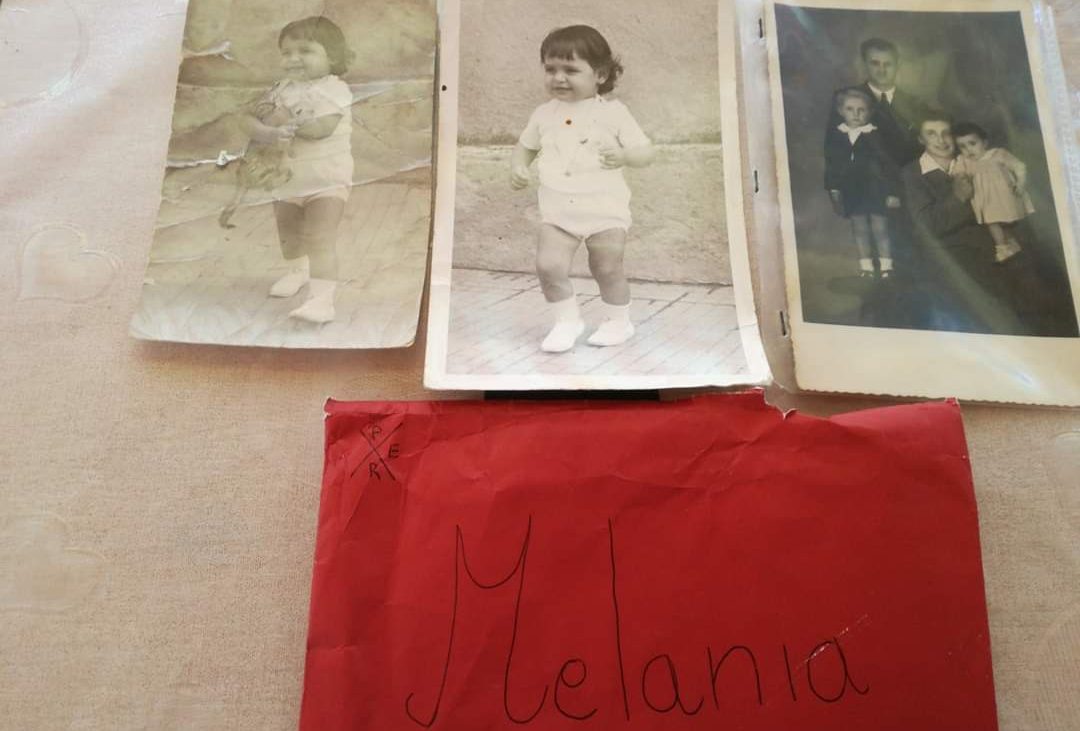Trova foto d’epoca in un mobile acquistato al mercatino “Qualcuno le riconosce?”