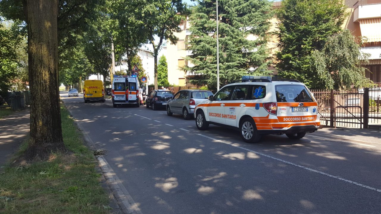 Malore in strada, grave una donna