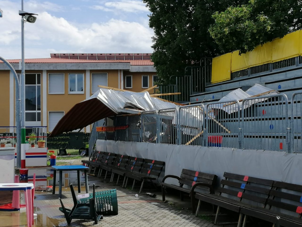 Tromba d’aria: il tetto della scuola finisce sulle tribune del pattinodromo FOTO