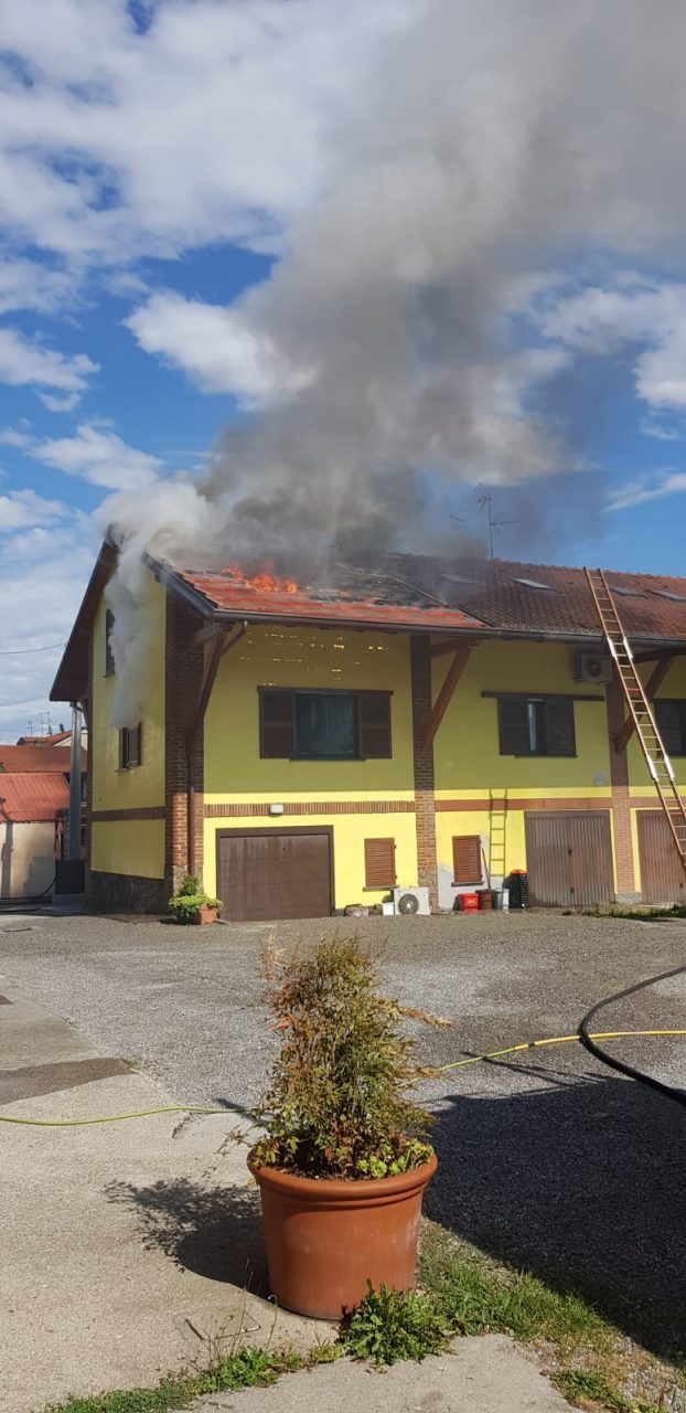 Paura a Sulbiate, fiamme dal tetto di una cascina