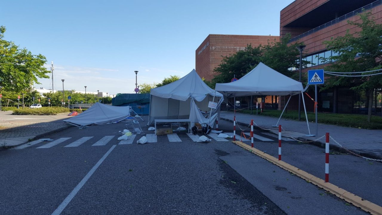 Il vento si porta via i gazebo per i tamponi drive-in