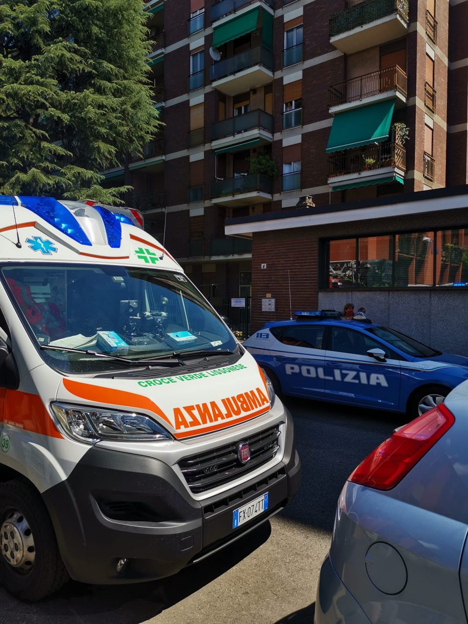 Anziana chiede aiuto dal balcone, soccorsa grazie ai vicini