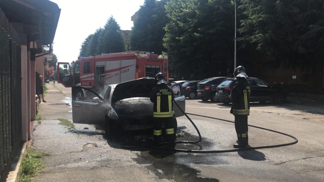 Dà fuoco all’auto e poi scappa: paura nel quartiere Cederna
