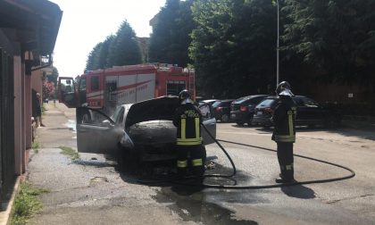 Dà fuoco all'auto e poi scappa: paura nel quartiere Cederna