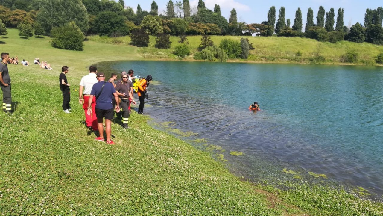 Cane annega mentre sta giocando con il padrone nel laghetto FOTO