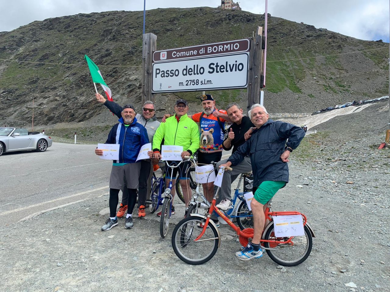 Amici vimercatesi scalano lo Stelvio per beneficenza … con una Graziella FOTO