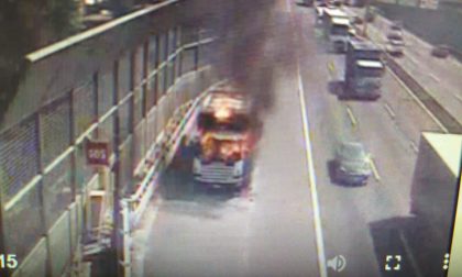 Mezzo pesante in fiamme sulla A4: autostrada chiusa per due ore FOTO