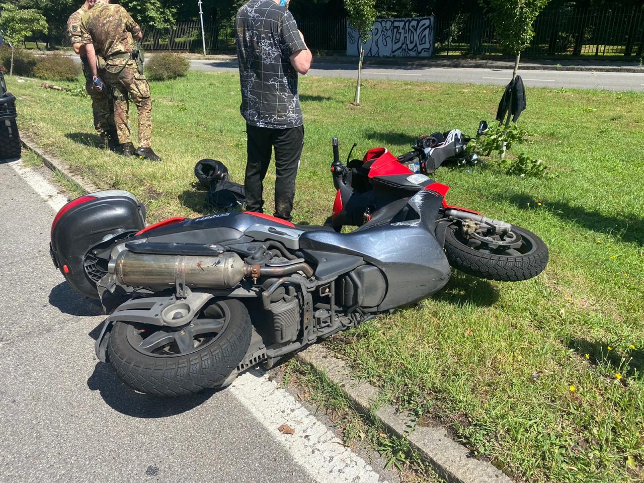 Incidente tra due moto in via Boccaccio: coinvolte tre persone