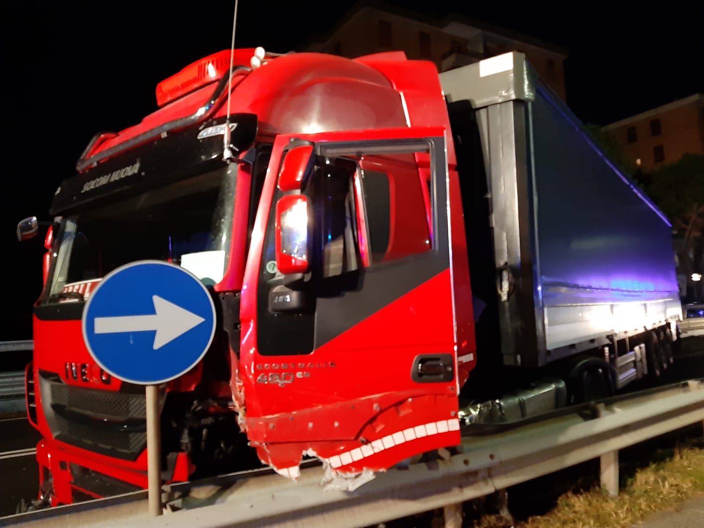 Usmate Velate tangenziale Est incidente mortale auto contro camion morto 27enne