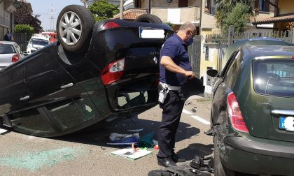 Cesano: sbatte contro una vettura parcheggiata e si ribalta con l'auto FOTO