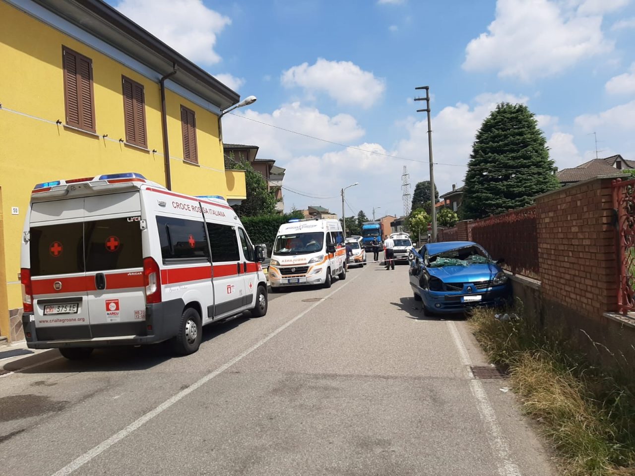 Incidente a Meda tra autocarro e auto, soccorse due donne FOTO