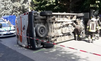 Esce dallo stop, colpisce un furgone e lo fa ribaltare: 92enne in ospedale