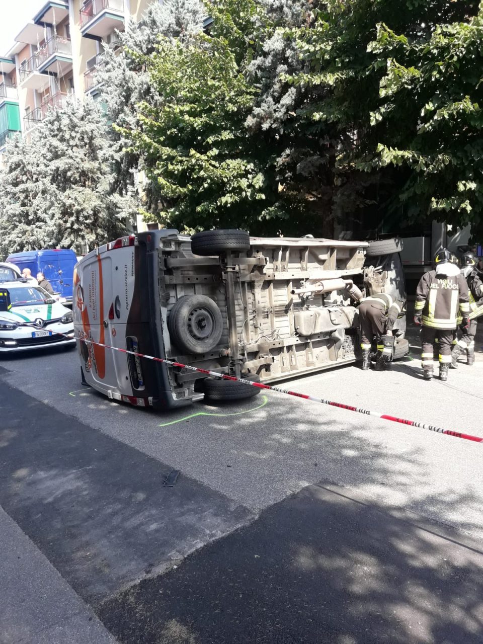 Esce dallo stop, colpisce un furgone e lo fa ribaltare: 92enne in ospedale