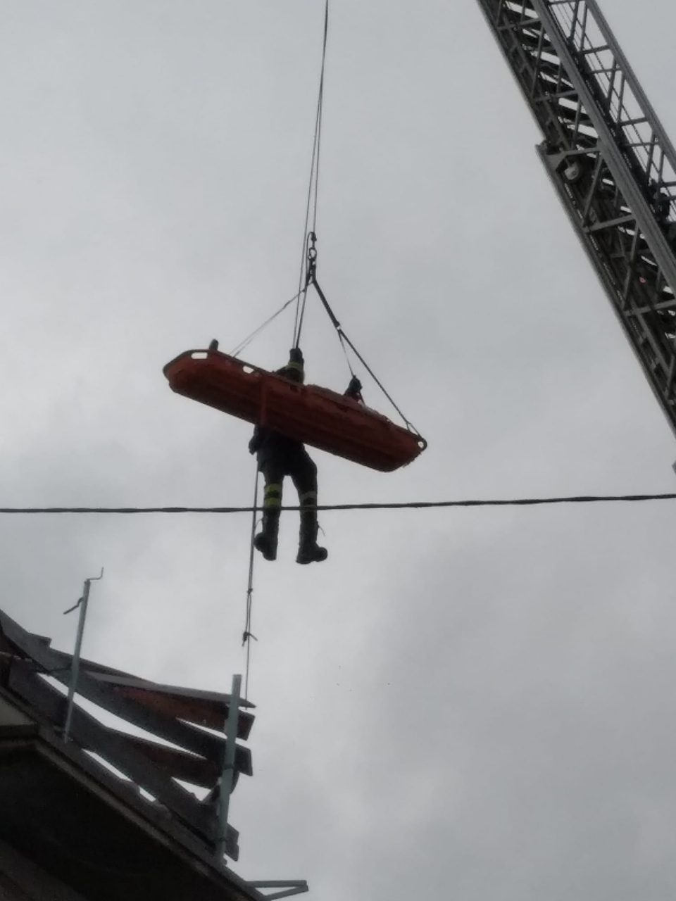 Infortunio in un cantiere: uomo precipita mentre lavora alla ristrutturazione di un tetto