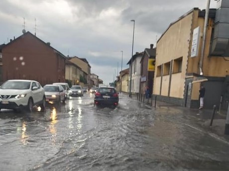 Maltempo, allagamenti in strade, cantine e sottopassi