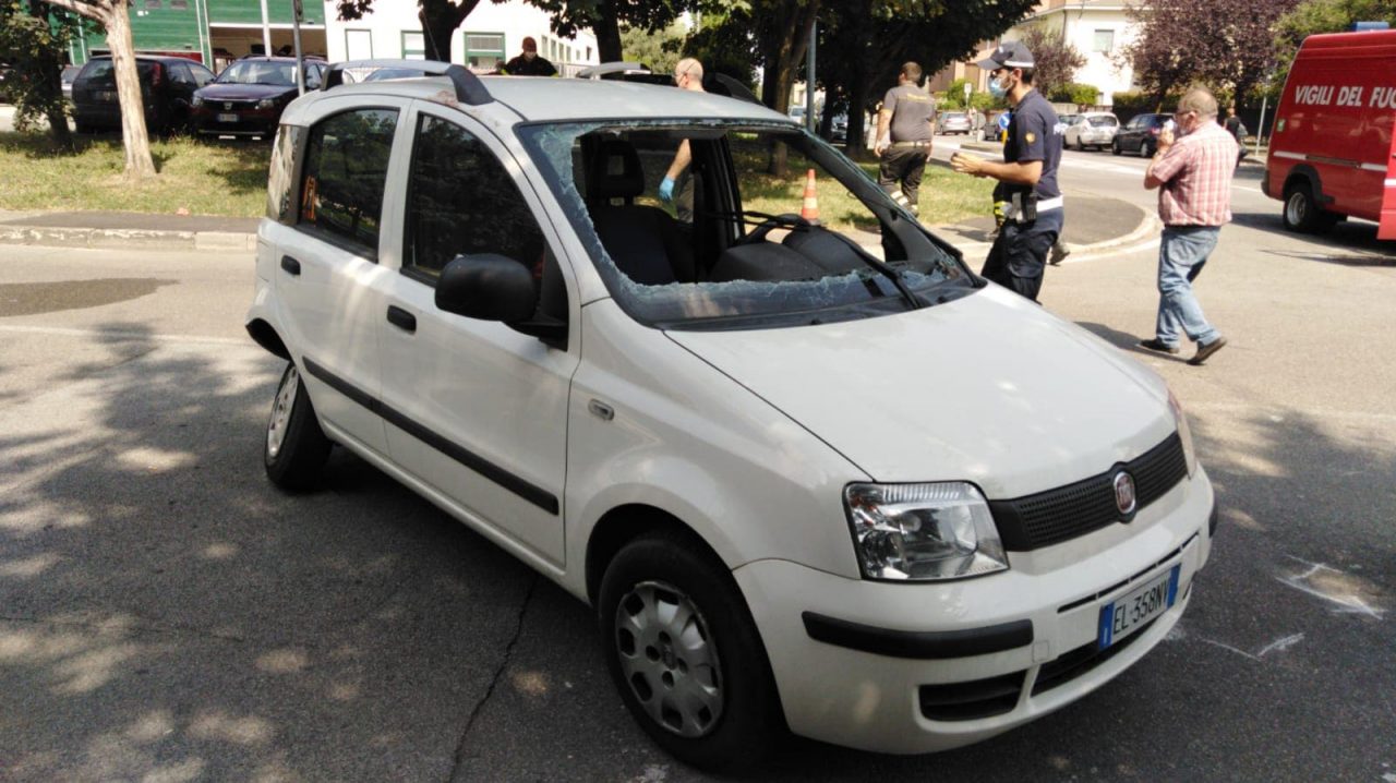 Paura al Cunvegn, auto ribaltata dopo scontro