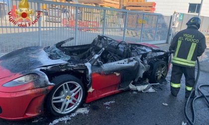 La Ferrari appena comprata va a fuoco fuori dal concessionario FOTO