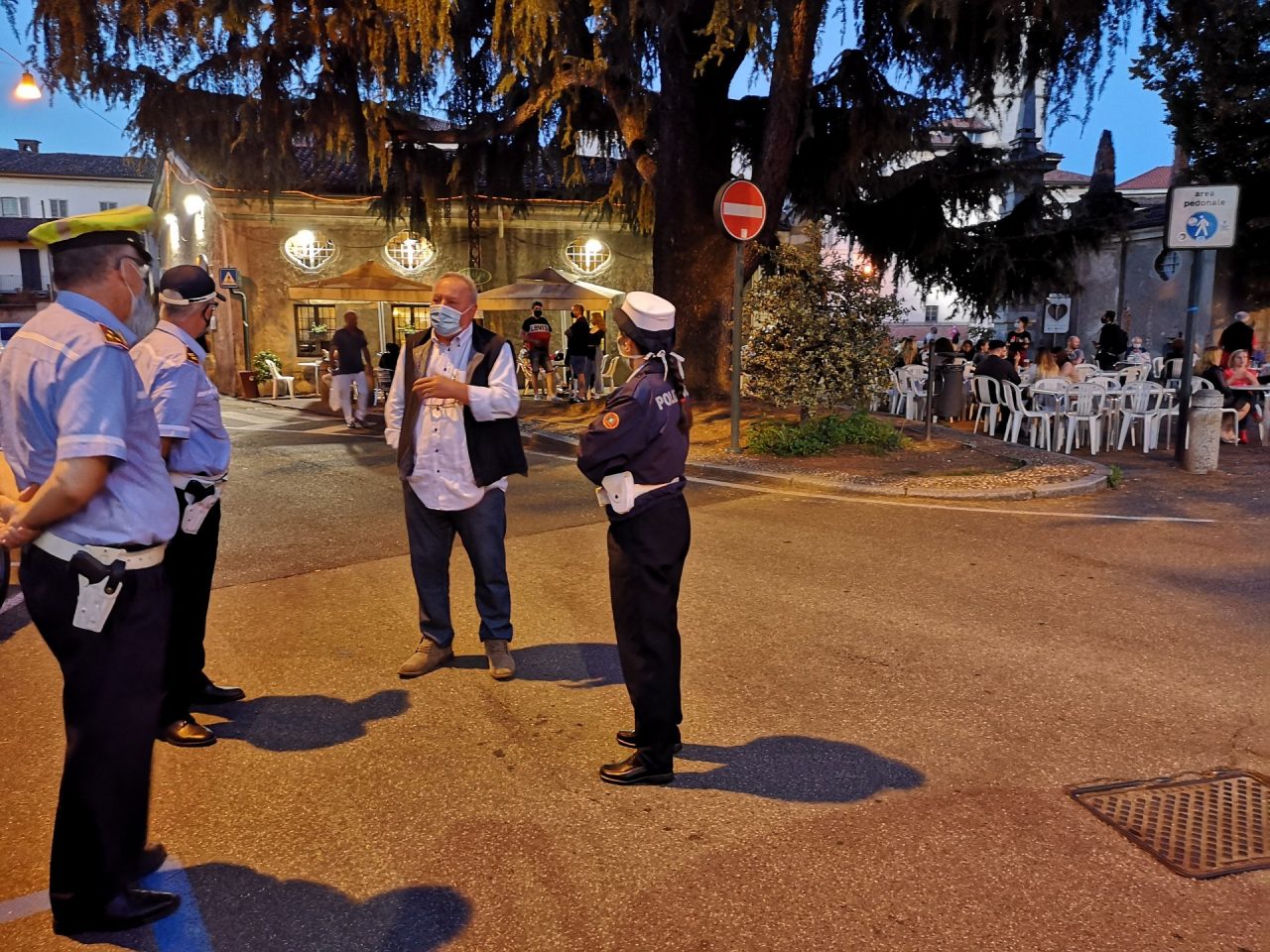 Movida selvaggia e coronavirus: pugno duro del sindaco