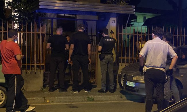 Sassi contro la casa di accoglienza, presidio di solidarietà a San Rocco