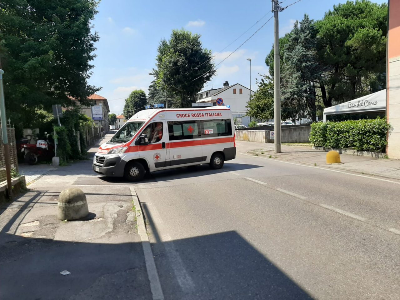 Scontro tra auto e moto, paura per un centauro FOTO