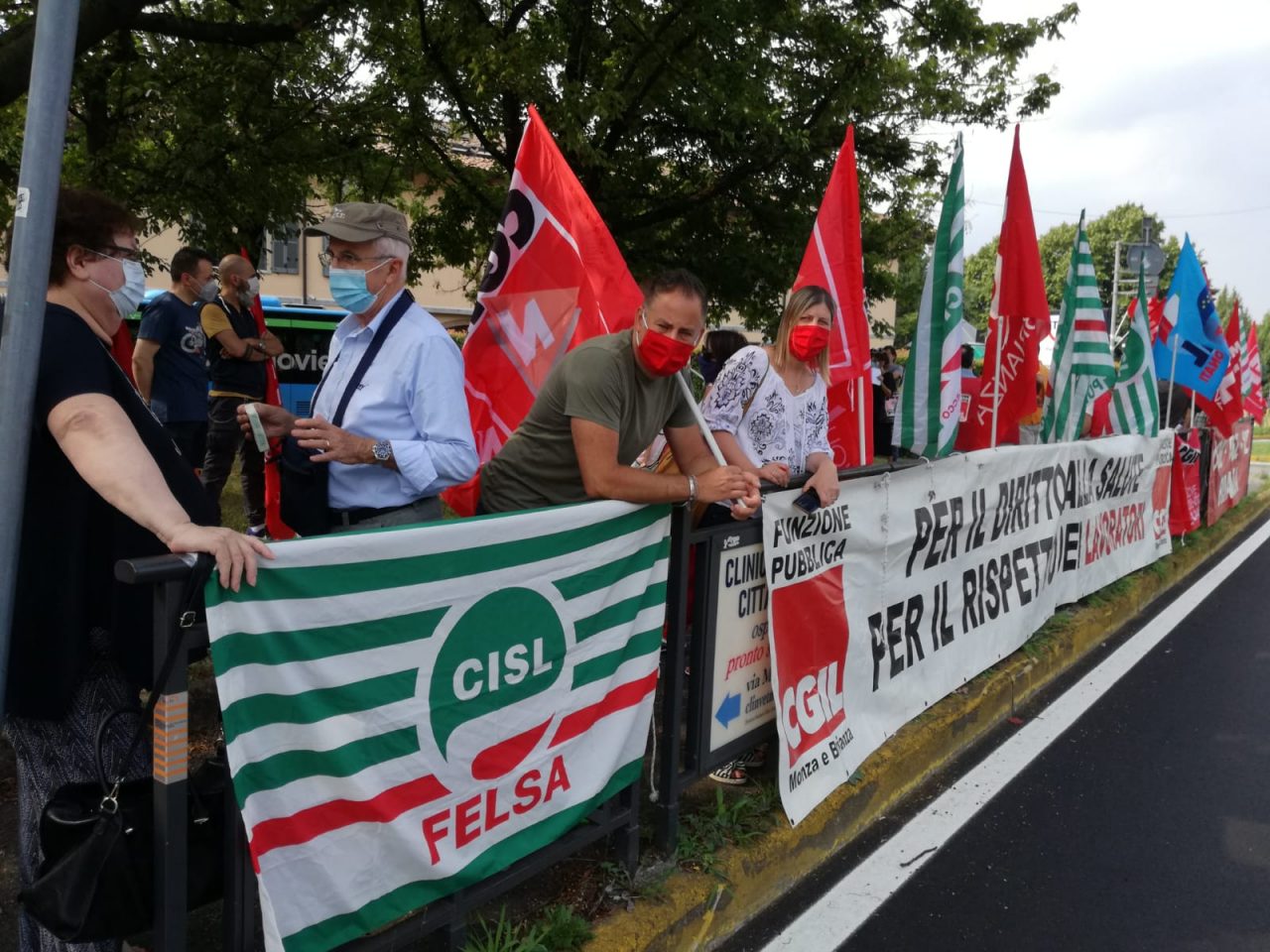 Presidio di Cgil, Cisl e Uil davanti al San Gerardo “al fianco delle donne”