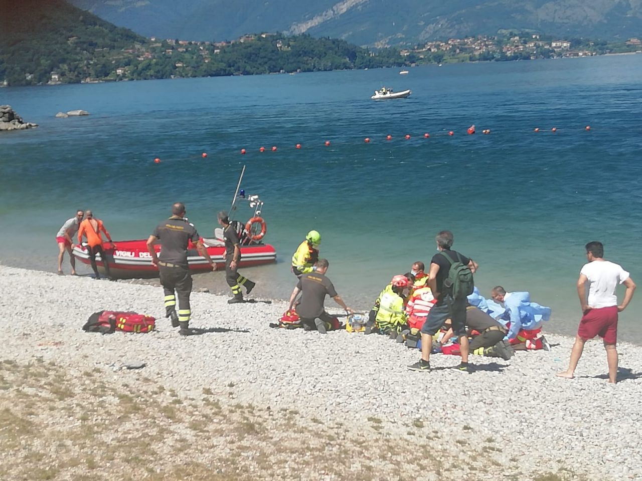 Si tuffa con un amico nel lago, viene colto da malore e muore