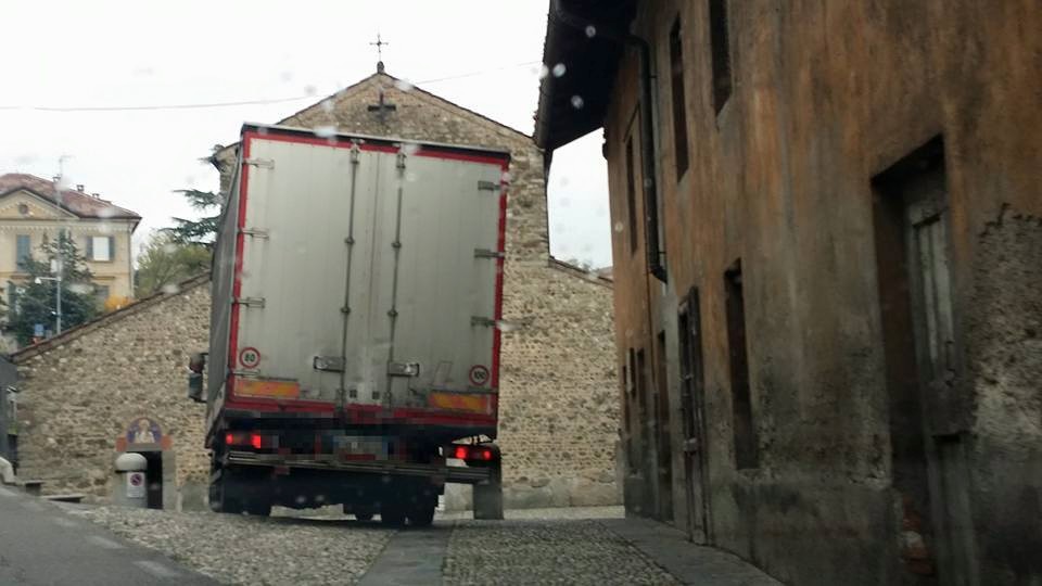 Carate Brianza, sulla Sp155 divieto di transito ai mezzi pesanti