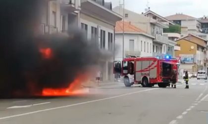 Auto in fiamme: arrivano i Vigili del fuoco