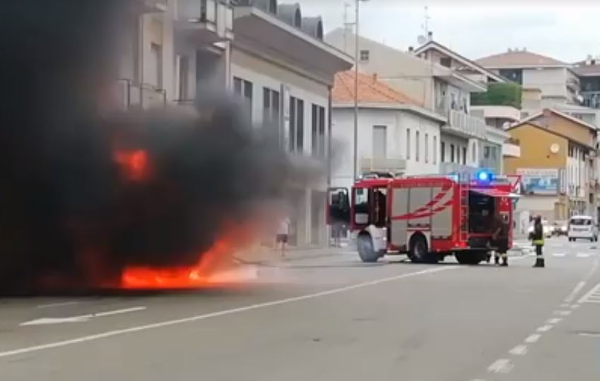 Auto in fiamme: arrivano i Vigili del fuoco