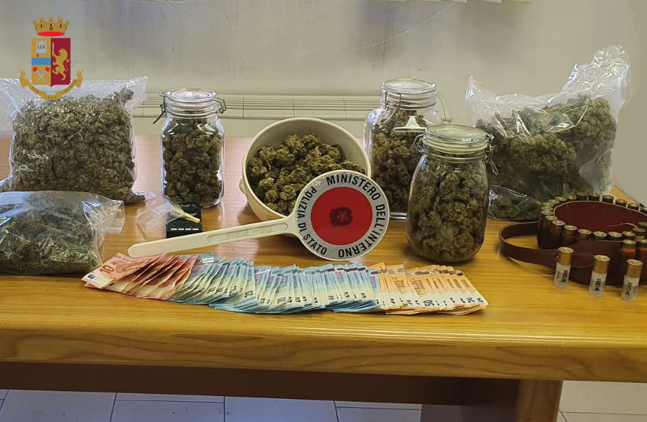 Nascondeva due chili di droga nel casolare